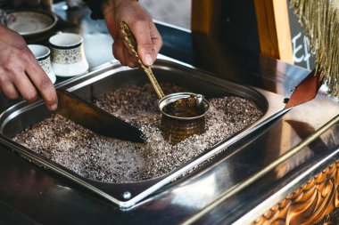 Koyu Türk kahvesi yapmak