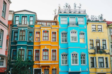 Eski bir konut binası.