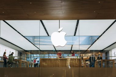 Türkiye, İstanbul, 17 Aralık 2019: Apple mağazasının girişinde Apple şirket logosu