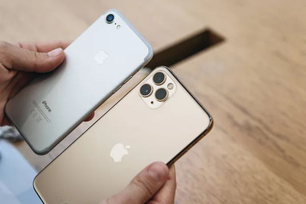 Turquía, Estambul, 17 de diciembre de 2019: El comprador compara la cámara en el iPhone antiguo y el último iPhone 11 moderno en la tienda Apple . — Foto de Stock