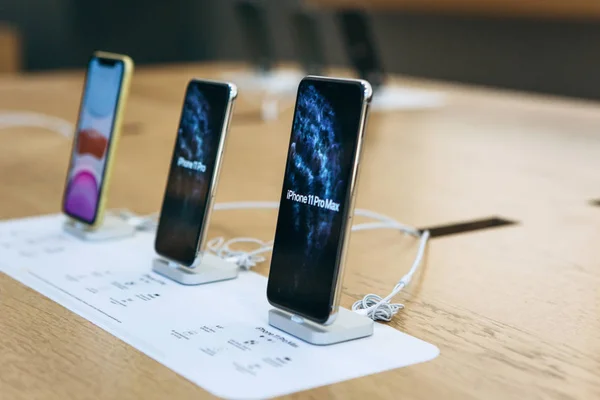 Istanbul, 17. Dezember 2019: Neue moderne iPhone-11-Serie im Apple Store. — Stockfoto
