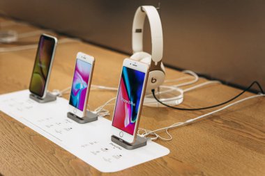 Türkiye, İstanbul, 17 Aralık 2019: Apple Store 'da üst üste modern iphone 8, 8 Plus ve X