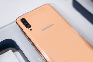 Türkiye, İstanbul, 20 Aralık 2019: Yeni modern Samsung A70 akıllı telefonunun arka kapağına yakın çekim veya arka plan görüntüsü