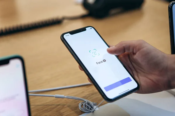 Türkiye, İstanbul, 20 Aralık 2019: Bir kişi yeni iPhone 11 profosyoneli için yüz tanıma özelliğini kullanıyor.