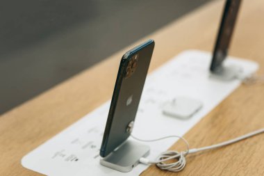 İstanbul, 17 Aralık 2019: Apple Store 'da Yeni Modern iPhone 11 Serisi. Üç kameralı telefonların arka görüntüsü