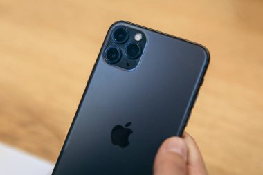 Türkiye, İstanbul, 17 Aralık 2019: Modern yeni iPhone 11 'in üç kamerasına en fazla 17 Aralık 2019 tarihinde yakından bakmak