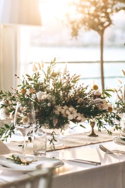 Tablo ayarı ve dekorasyon.