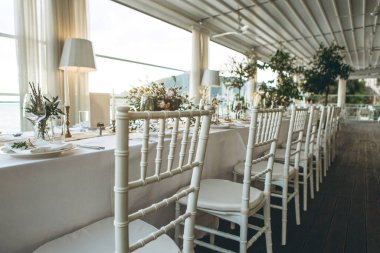 Tablo ayarı ve dekorasyon.