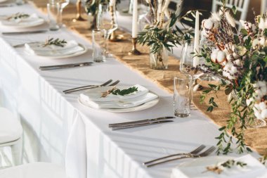 Tablo ayarı ve dekorasyon.