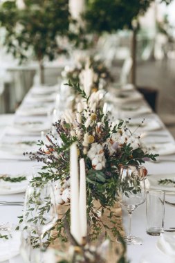 Tablo ayarı ve dekorasyon.