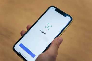 Bir kişi yeni iPhone 11 profosyoneli için yüz tanımlama özelliğini kullanır.