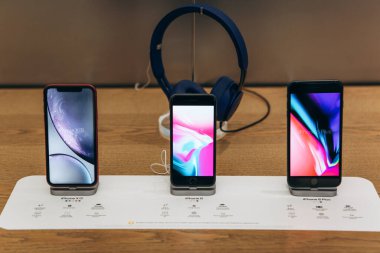 Apple Store 'da modern iphone 8, 8 Plus ve X art arda