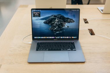 Resmi Apple mağazasında New Apple Macbook Pro satışı