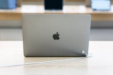 Resmi Apple mağazasında New Apple Macbook Pro satışı