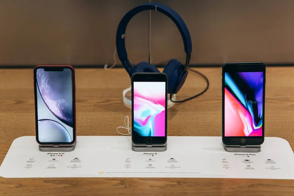 Moderno iPhone 8, 8 Plus y X en una fila en Apple Store — Foto de Stock