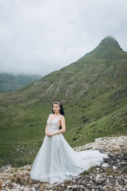 Beyaz bir elbise içinde bir gelin portresi