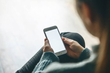 Kız cep telefonu modeli kullanıyor..