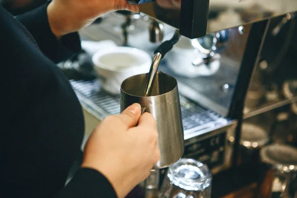 Barista sta preparando il latte per il caffè — Foto Stock