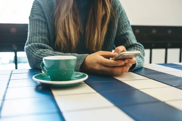 Una Chica Bebe Café Caliente Café Usa Teléfono Celular Teléfono — Foto de Stock