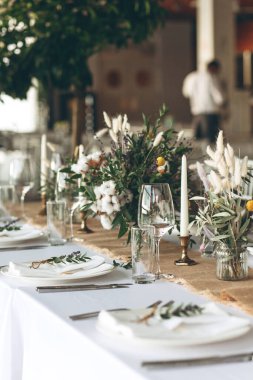 Tablo ayarı ve dekorasyon.