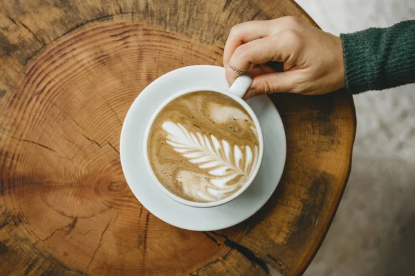 Chica bebe café capuchino — Foto de Stock