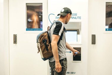 Turist akıllı salonun parasını ödüyor.