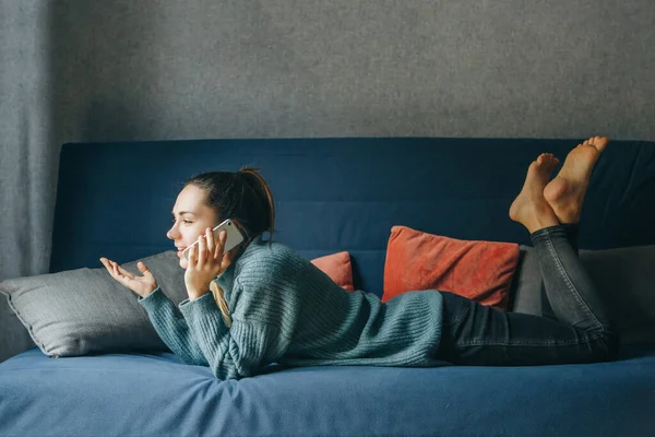 Chica utiliza un teléfono celular — Foto de Stock