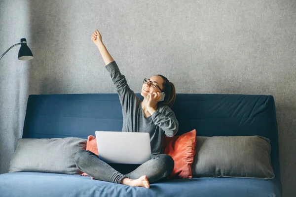 Una chica trabaja desde casa — Foto de Stock