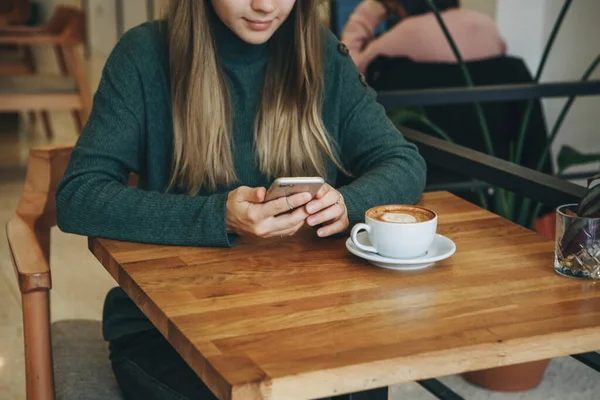 Chica Usa Teléfono Celular Bebe Café Ella Tiene Una Reunión — Foto de Stock