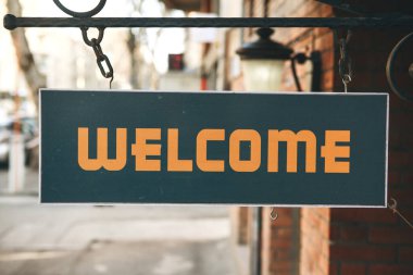 Kapalı tabela bir kafe ya da dükkanın girişine hoş geldiniz..