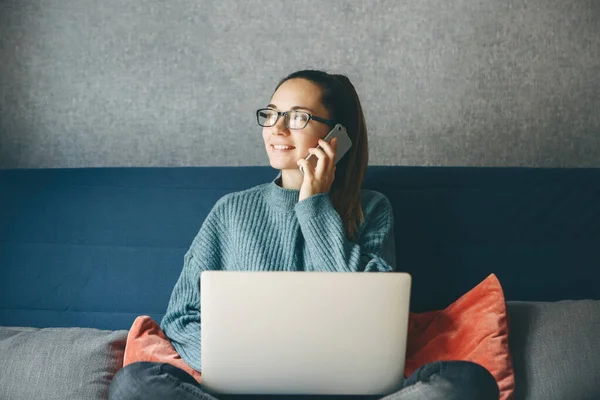 Una Chica Trabaja Desde Casa Estudiante Está Estudiando Desde Casa — Foto de Stock