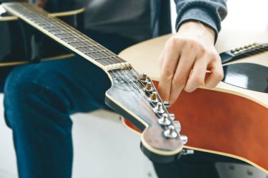 Gitar çalmayı öğreniyorum.