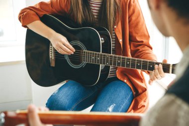 Gitar çalmayı öğreniyorum.