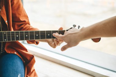 Gitar çalmayı öğreniyorum.