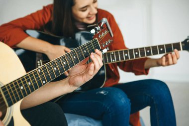 Gitar çalmayı öğreniyorum.