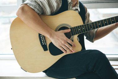 Gitarist gitar çalar.