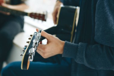 Gitar çalmayı öğreniyorum.