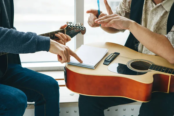 Навчитися грати на гітарі — стокове фото