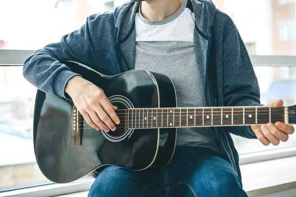 Gitarristen spelar gitarr — Stockfoto