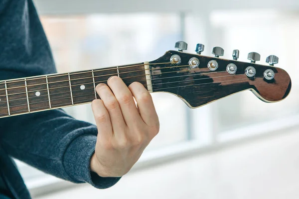El guitarrista toca la guitarra — Foto de Stock