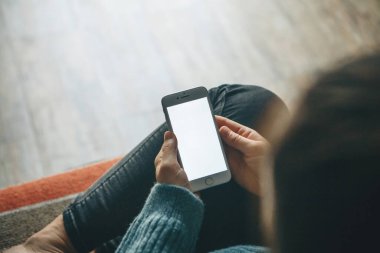 Kız cep telefonu modeli kullanıyor..