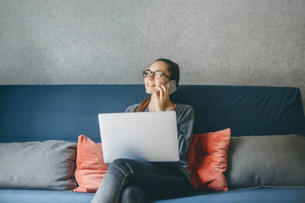 Una chica trabaja desde casa — Foto de Stock