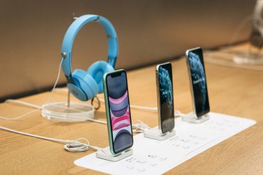 Türkiye, İstanbul, 17 Aralık 2019: Apple Store 'da üst üste en son modern iPhone 11, 11 pro ve 11 pro..