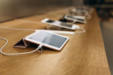 Türkiye, İstanbul, 17 Aralık 2019: resmi Apple mağazasında yeni tablet APPLE iPad satışı