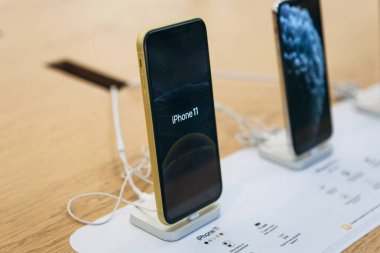 Türkiye, İstanbul, 17 Aralık 2019: Apple Store 'da üst üste en son modern iPhone 11 ve yakındaki iphone 11 Pro.