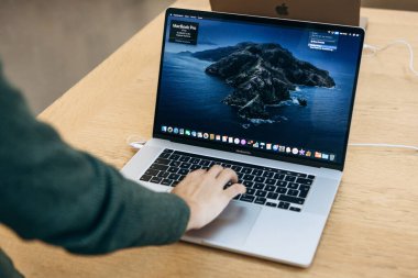 Türkiye, İstanbul, 17 Aralık 2019: resmi Apple mağazasında New Apple MacBook Pro satışı. Alıcı bir dizüstü bilgisayar almayı seçer..