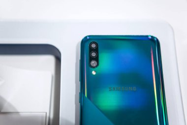 Türkiye, İstanbul, 20 Aralık 2019: Yeni modern Samsung A70 akıllı telefonunun arka kapağına yakın çekim veya arka plan görüntüsü.