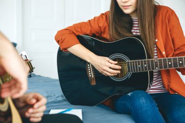 Gitar çalmayı öğreniyorum.