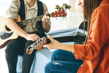 Gitar çalmayı öğreniyorum.