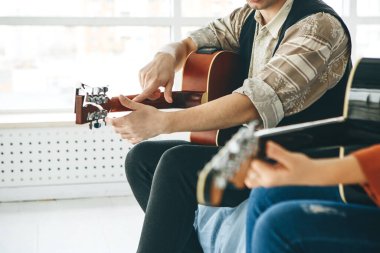 Gitar çalmayı öğreniyorum.